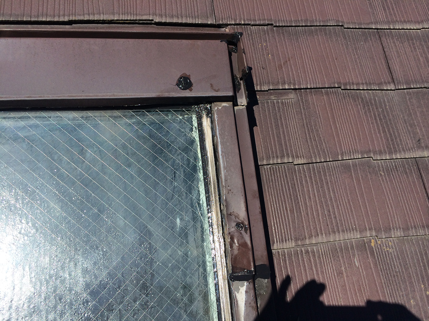 【東京都稲城市】天窓のガラスパッキン劣化による雨漏りの修理工事の事例７