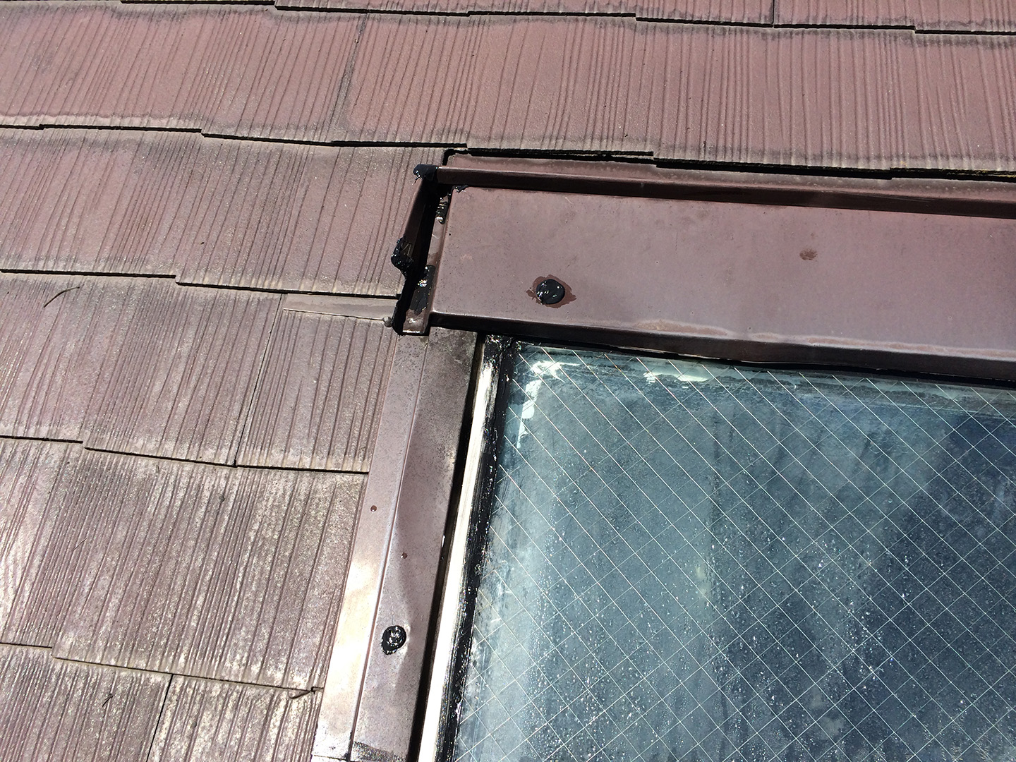 【東京都稲城市】天窓のガラスパッキン劣化による雨漏りの修理工事の事例８
