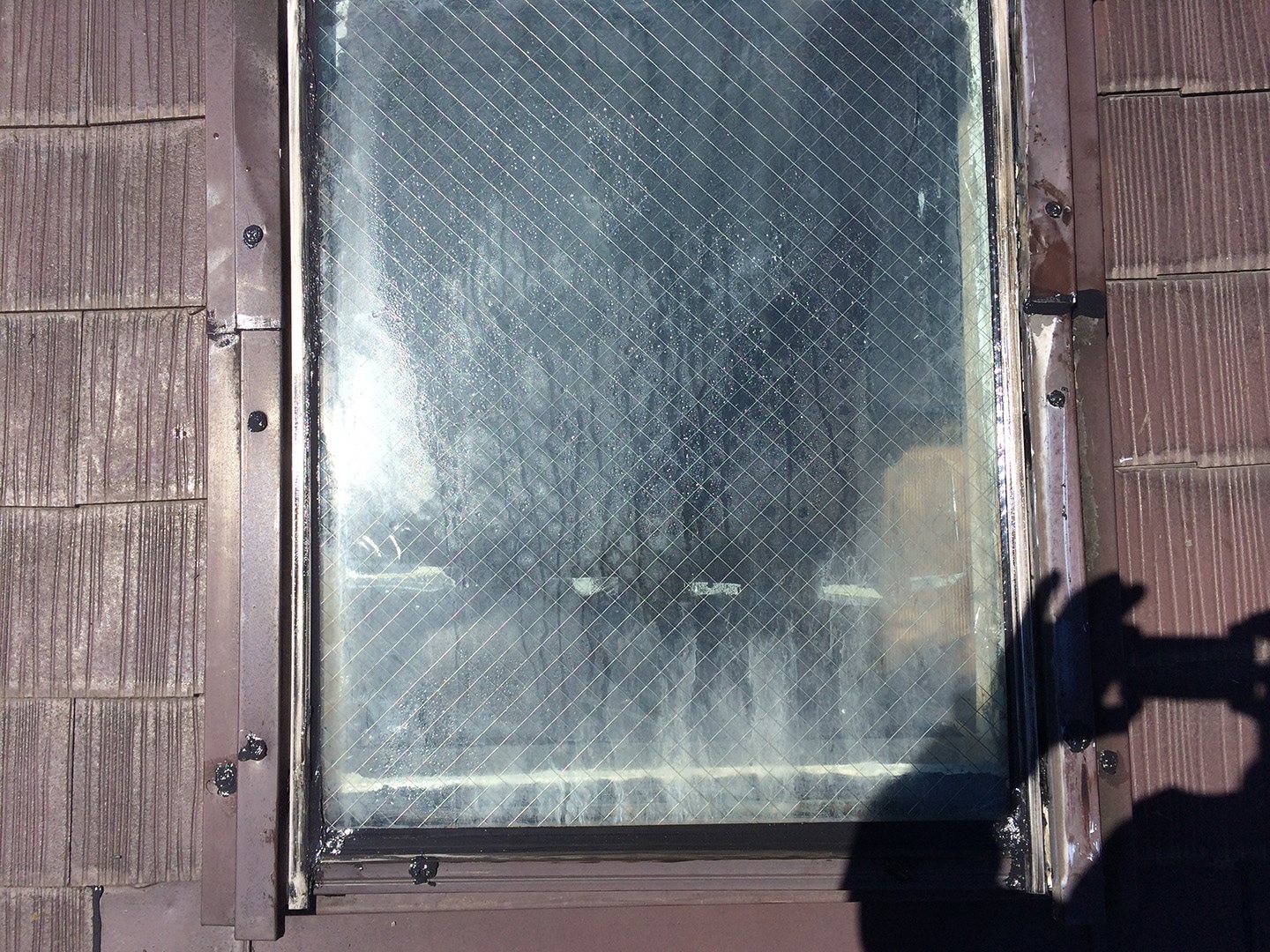 【東京都稲城市】天窓のガラスパッキン劣化による雨漏りの修理工事の事例９