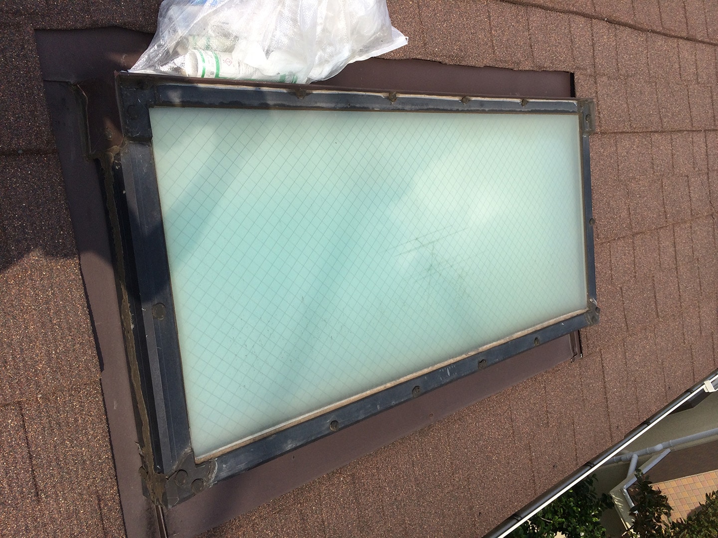 【神奈川県大和市】立山アルミの天窓のガラスパッキン劣化による雨漏りの修理工事の事例２