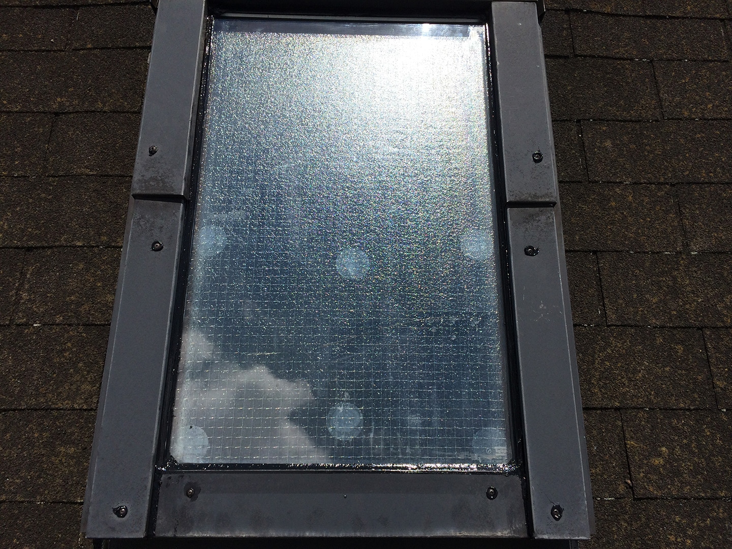 【東京都新宿区】トステム「 スカイライト 」のガラスパッキン劣化による天窓雨漏りの修理工事の事例２１
