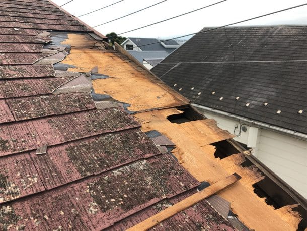 台風による屋根の半壊