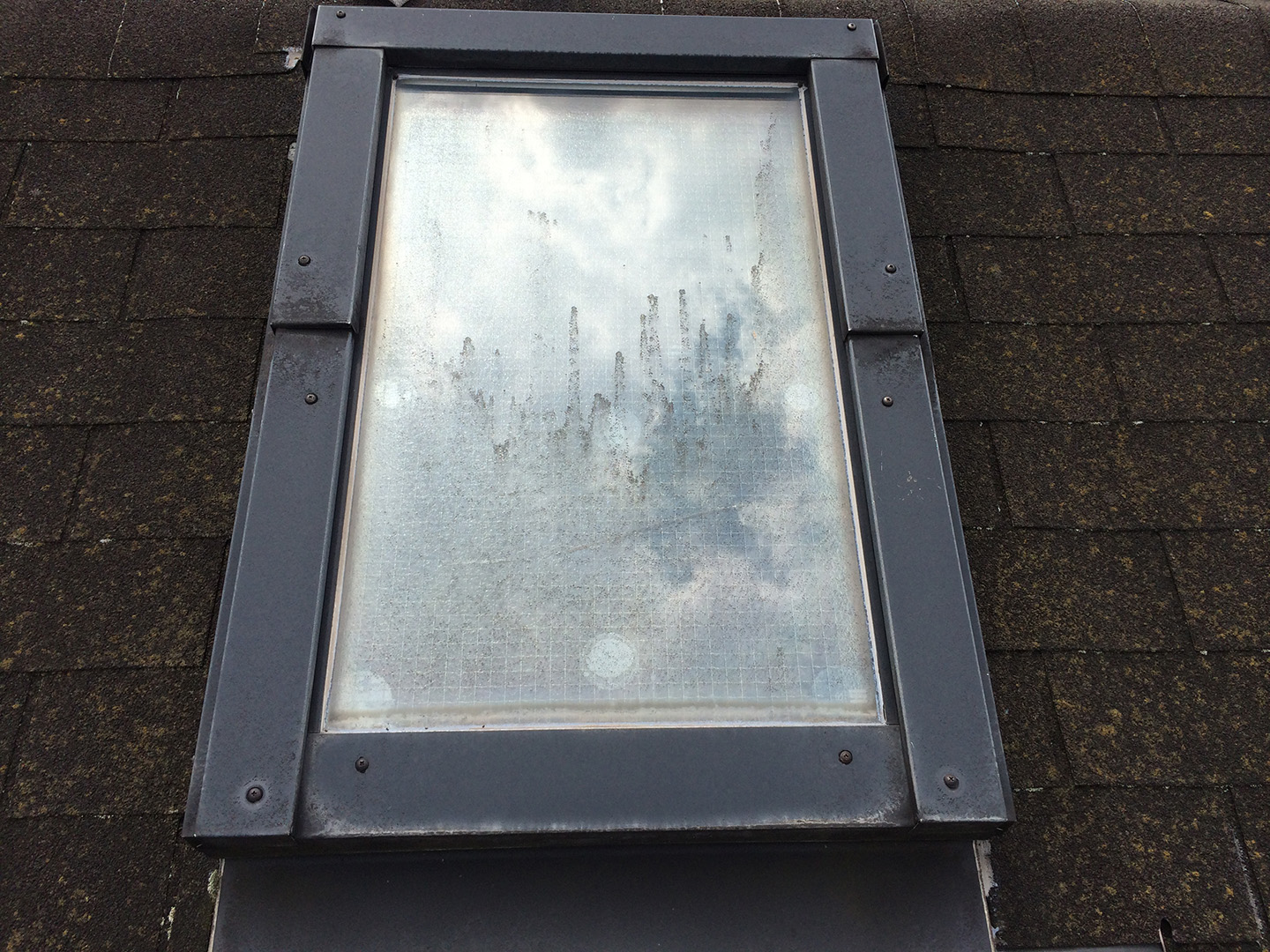 【東京都新宿区】トステム「 スカイライト 」のガラスパッキン劣化による天窓雨漏りの修理工事の事例５