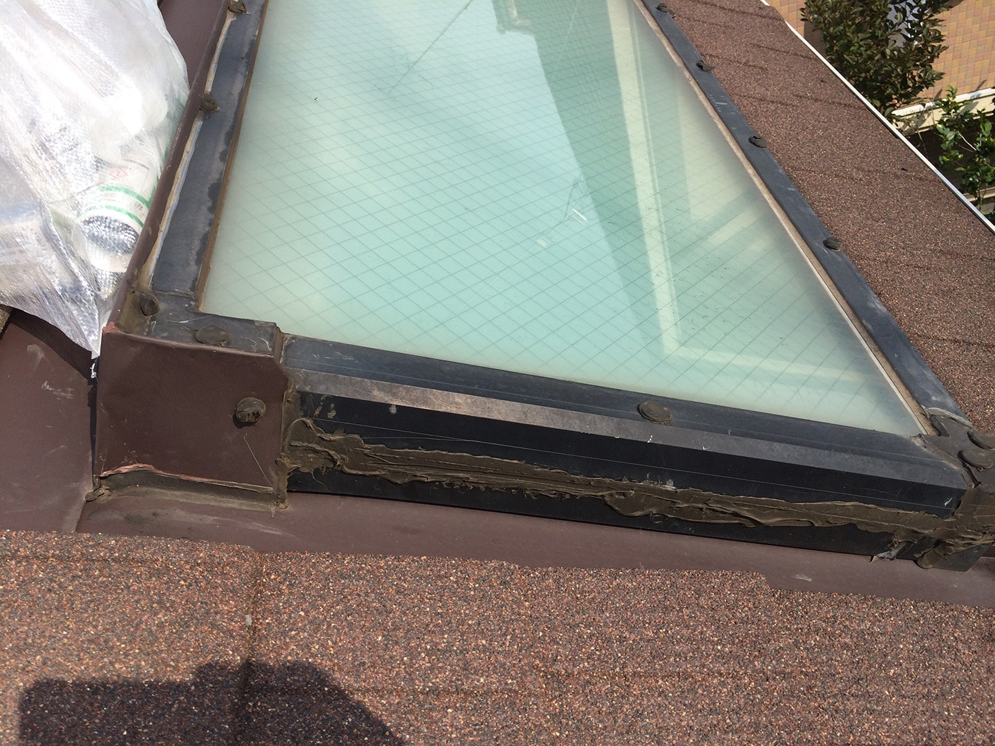 【神奈川県大和市】立山アルミの天窓のガラスパッキン劣化による雨漏りの修理工事の事例３