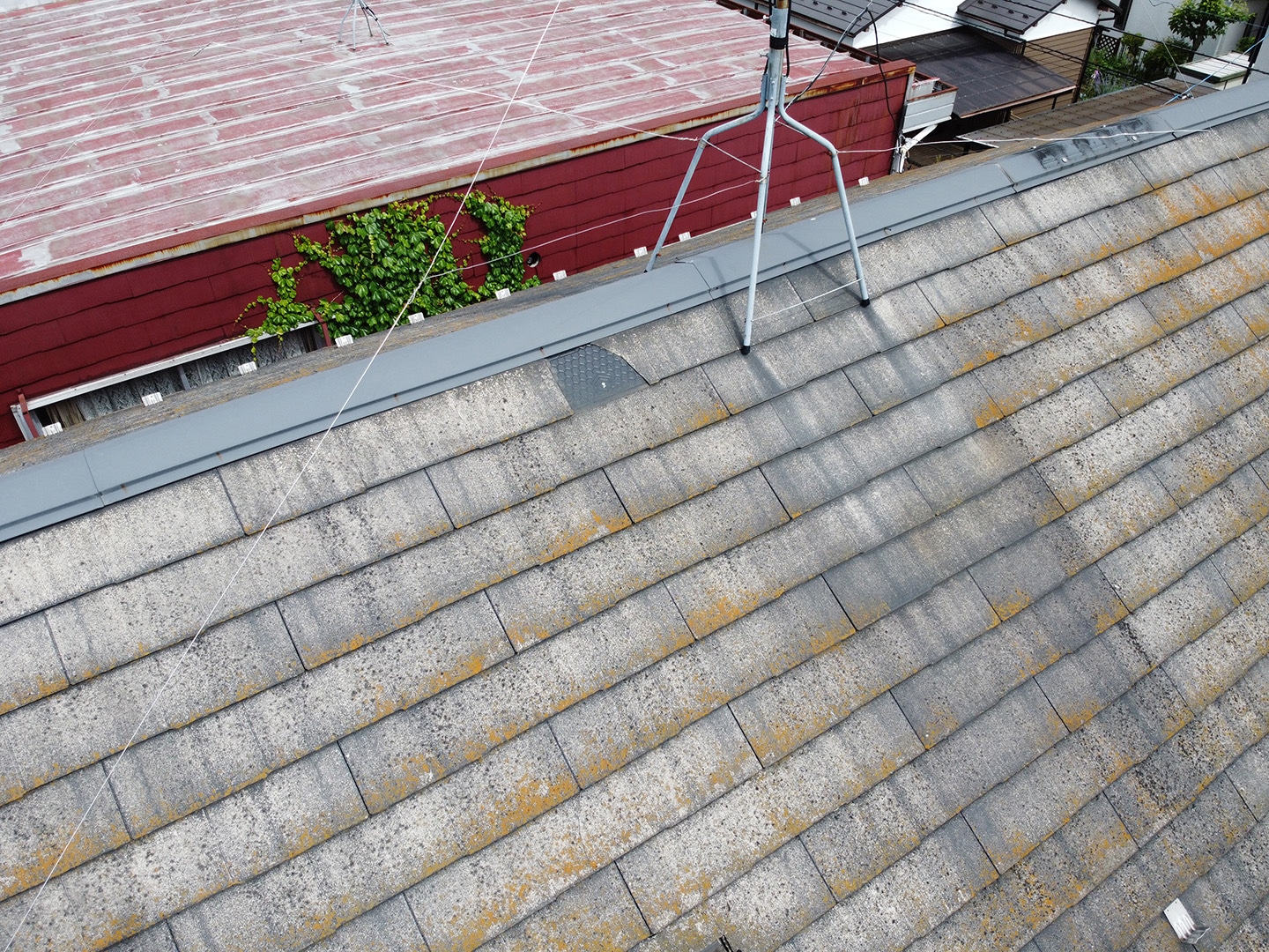 【東京都八王子市】スレート・レサス屋根、棟板金の交換工事と、ひび割れ修理の事例２
