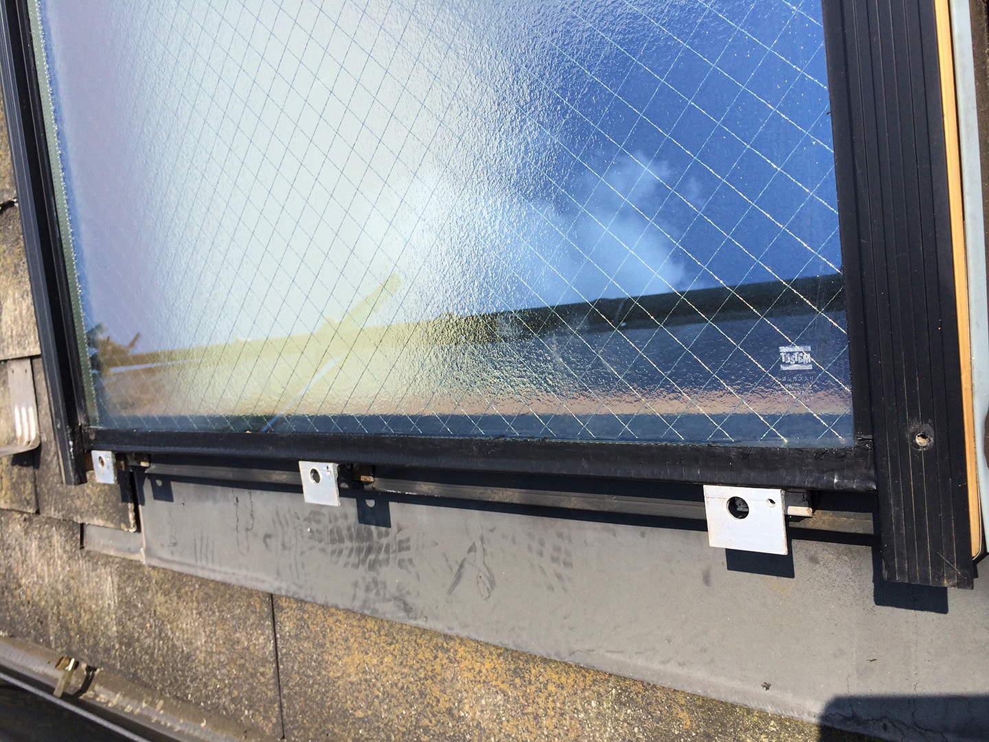 【東京都八王子市】トステムの天窓のガラスパッキンのメンテナンス工事の事例２