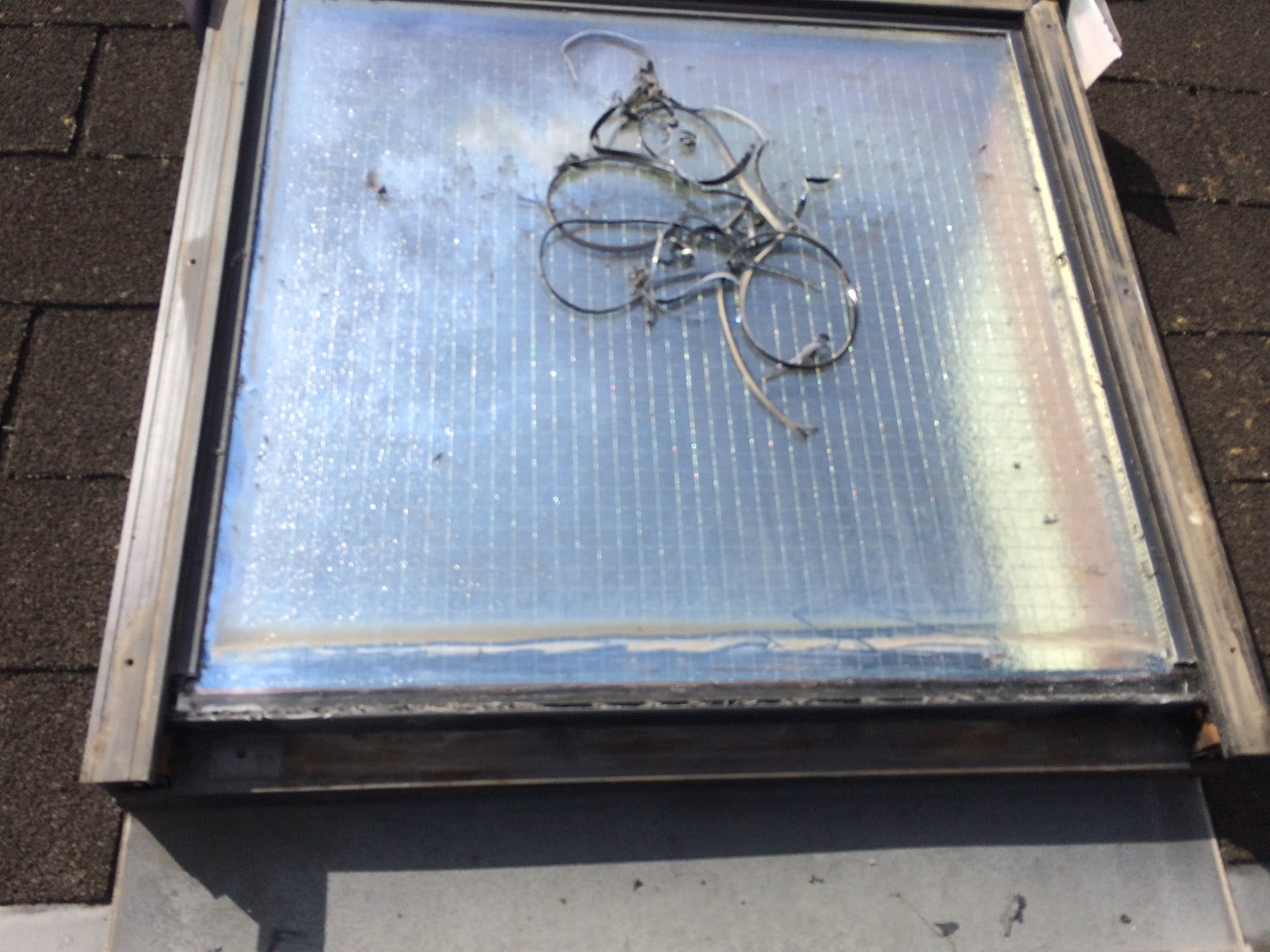 【東京都新宿区】トステム「 スカイライト 」のガラスパッキン劣化による天窓雨漏りの修理工事の事例９