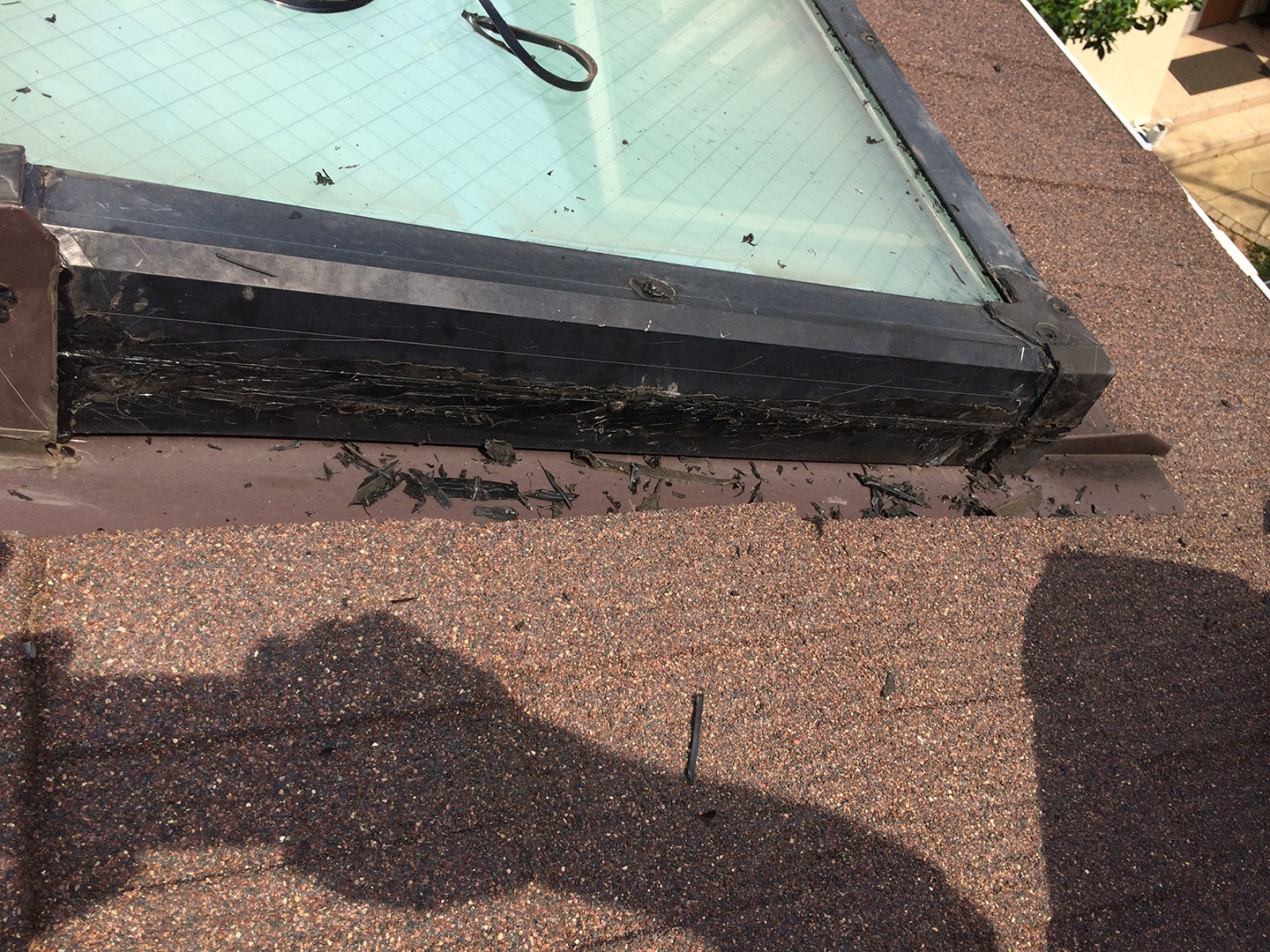 【神奈川県大和市】立山アルミの天窓のガラスパッキン劣化による雨漏りの修理工事の事例５