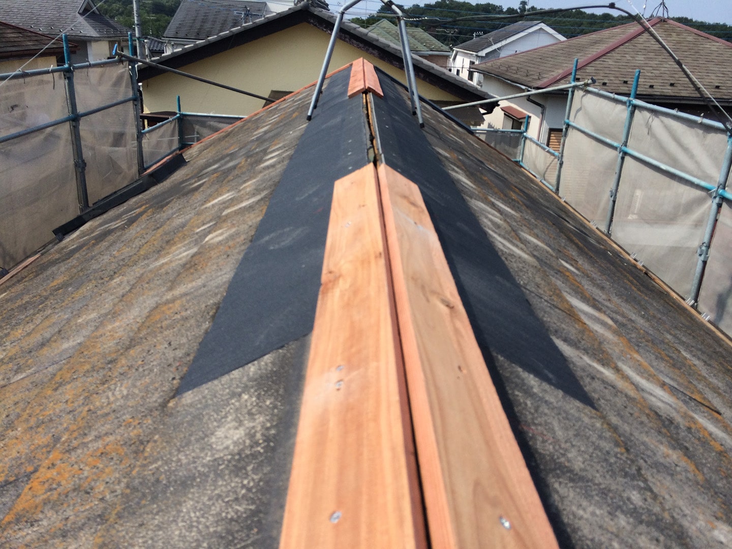 【東京都八王子市】スレート・レサス屋根、棟板金の交換工事と、ひび割れ修理の事例７