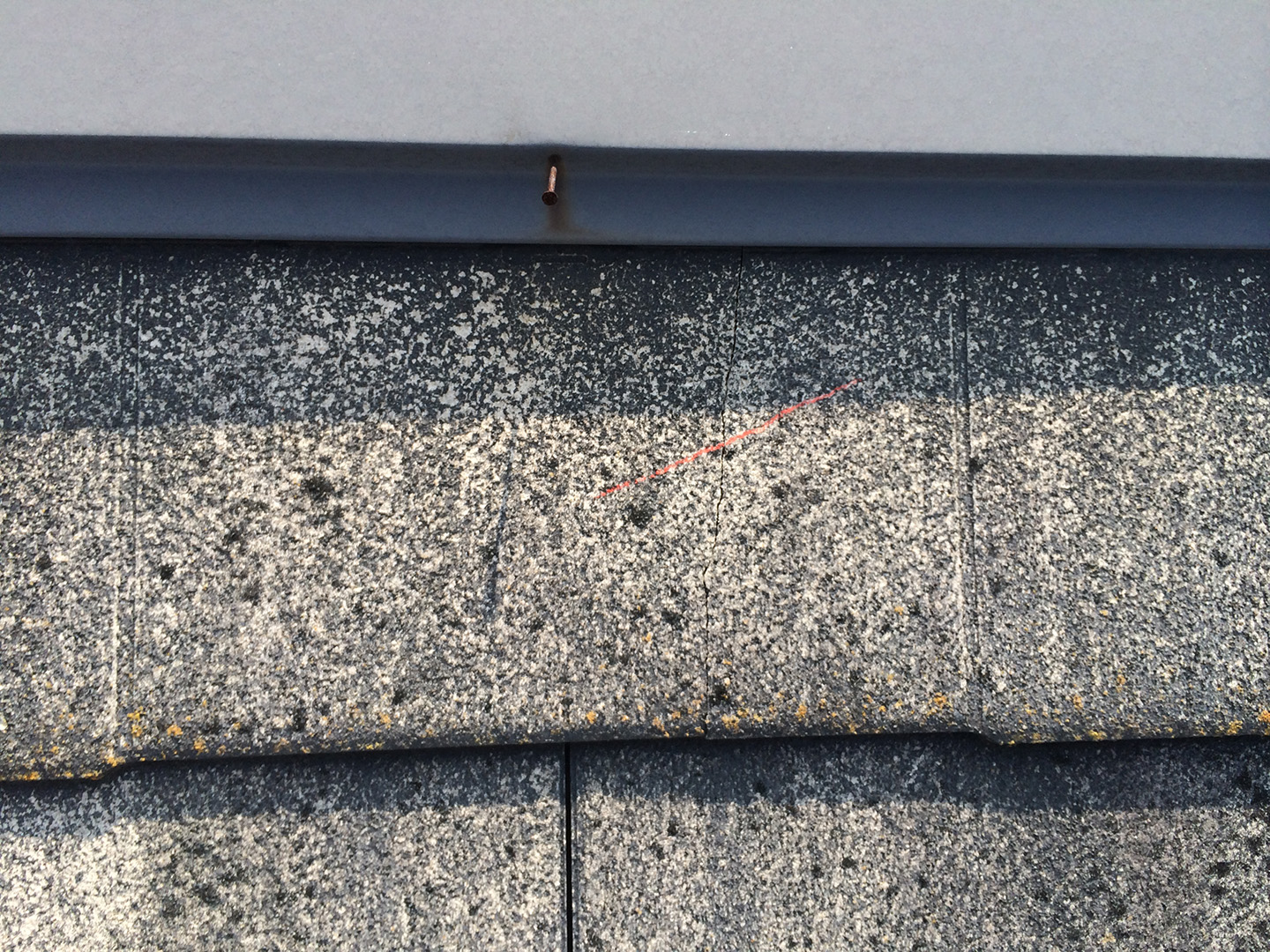 【東京都八王子市】スレート・レサス屋根、棟板金の交換工事と、ひび割れ修理の事例２１