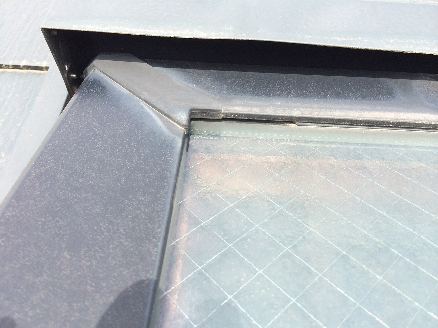 【千葉県松戸市】天窓のガラスパッキン劣化による雨漏りの修理工事の事例３