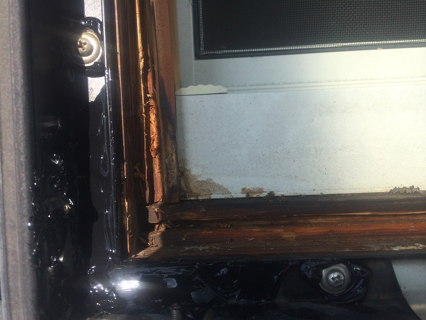 【千葉県松戸市】天窓のガラスパッキン劣化による雨漏りの修理工事の事例１１