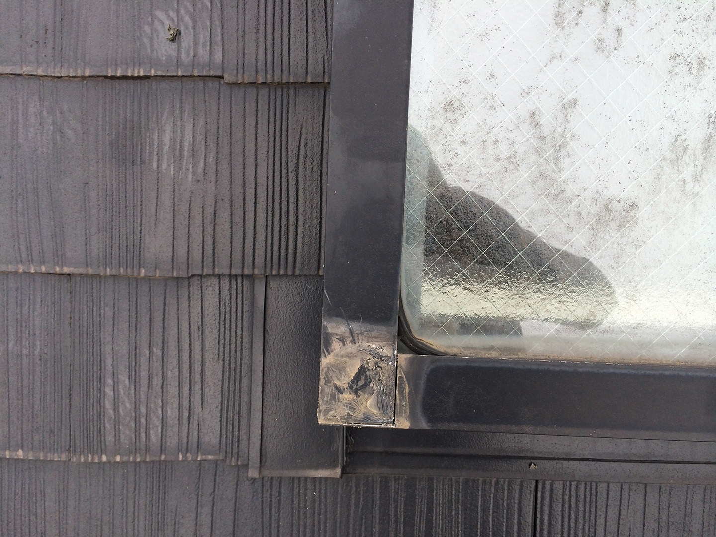 【東京都杉並区】天窓のガラスパッキン劣化による雨漏りの修理工事の事例４