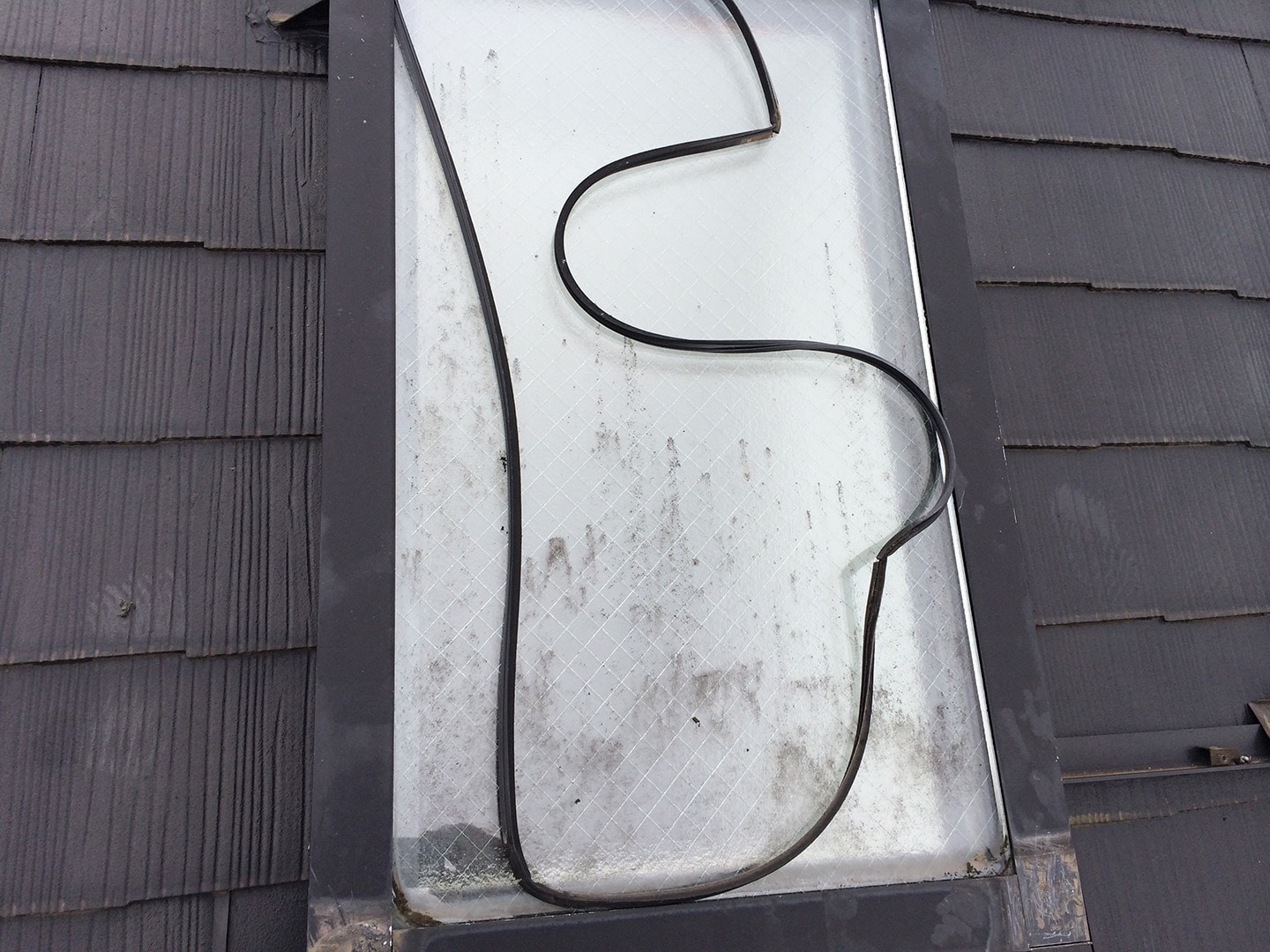 【東京都杉並区】天窓のガラスパッキン劣化による雨漏りの修理工事の事例５