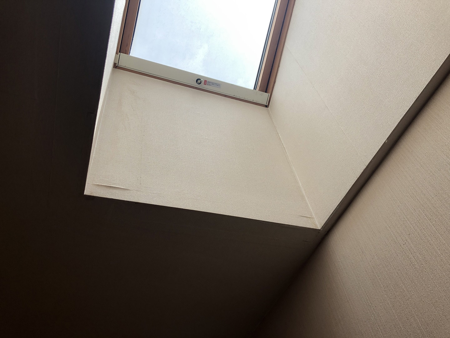 【横浜市都筑区】天窓のガラスパッキン劣化による雨漏りの修理工事の事例１