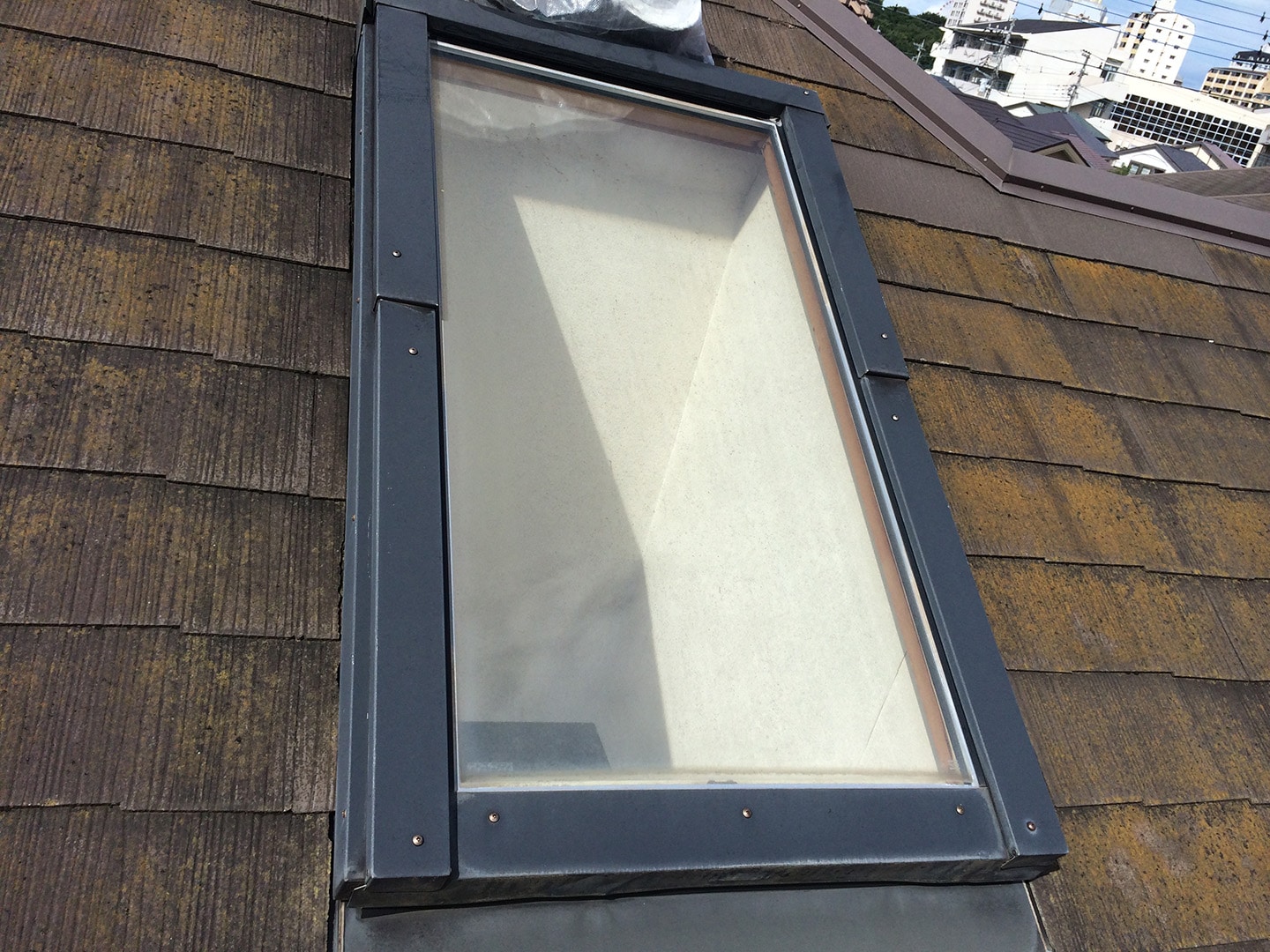 【横浜市都筑区】天窓のガラスパッキン劣化による雨漏りの修理工事の事例３