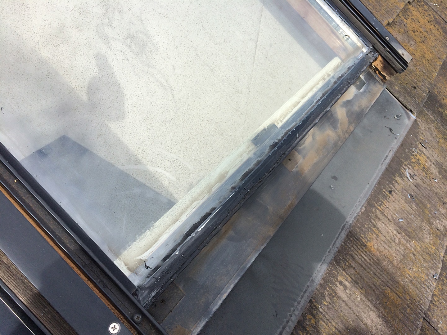 【横浜市都筑区】天窓のガラスパッキン劣化による雨漏りの修理工事の事例５