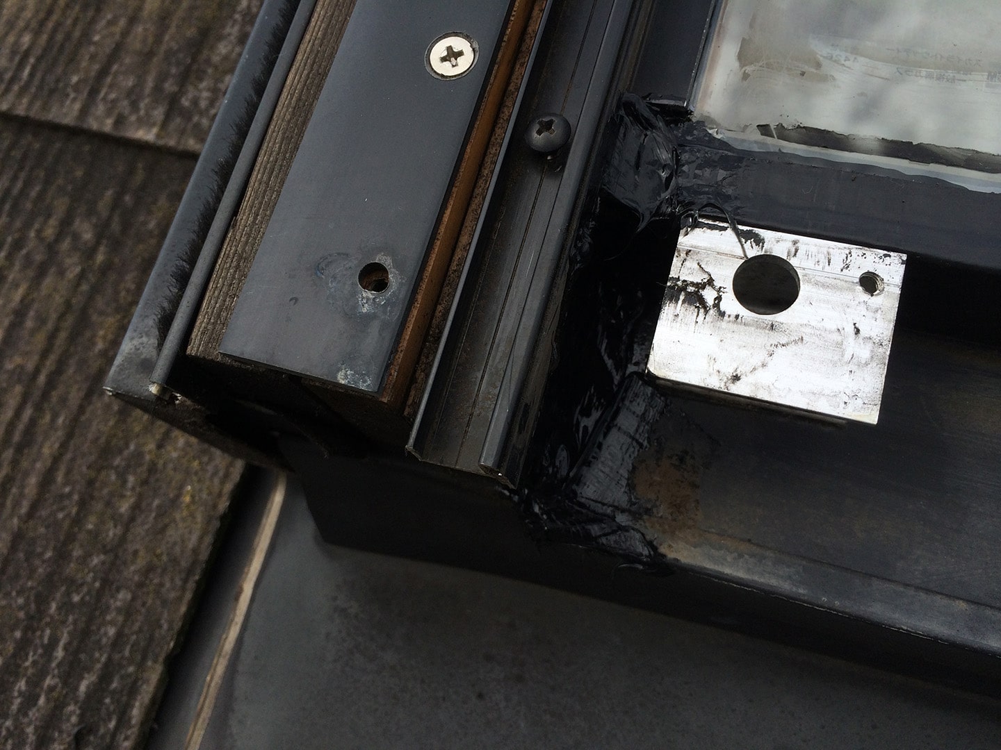 【横浜市都筑区】天窓のガラスパッキン劣化による雨漏りの修理工事の事例１１