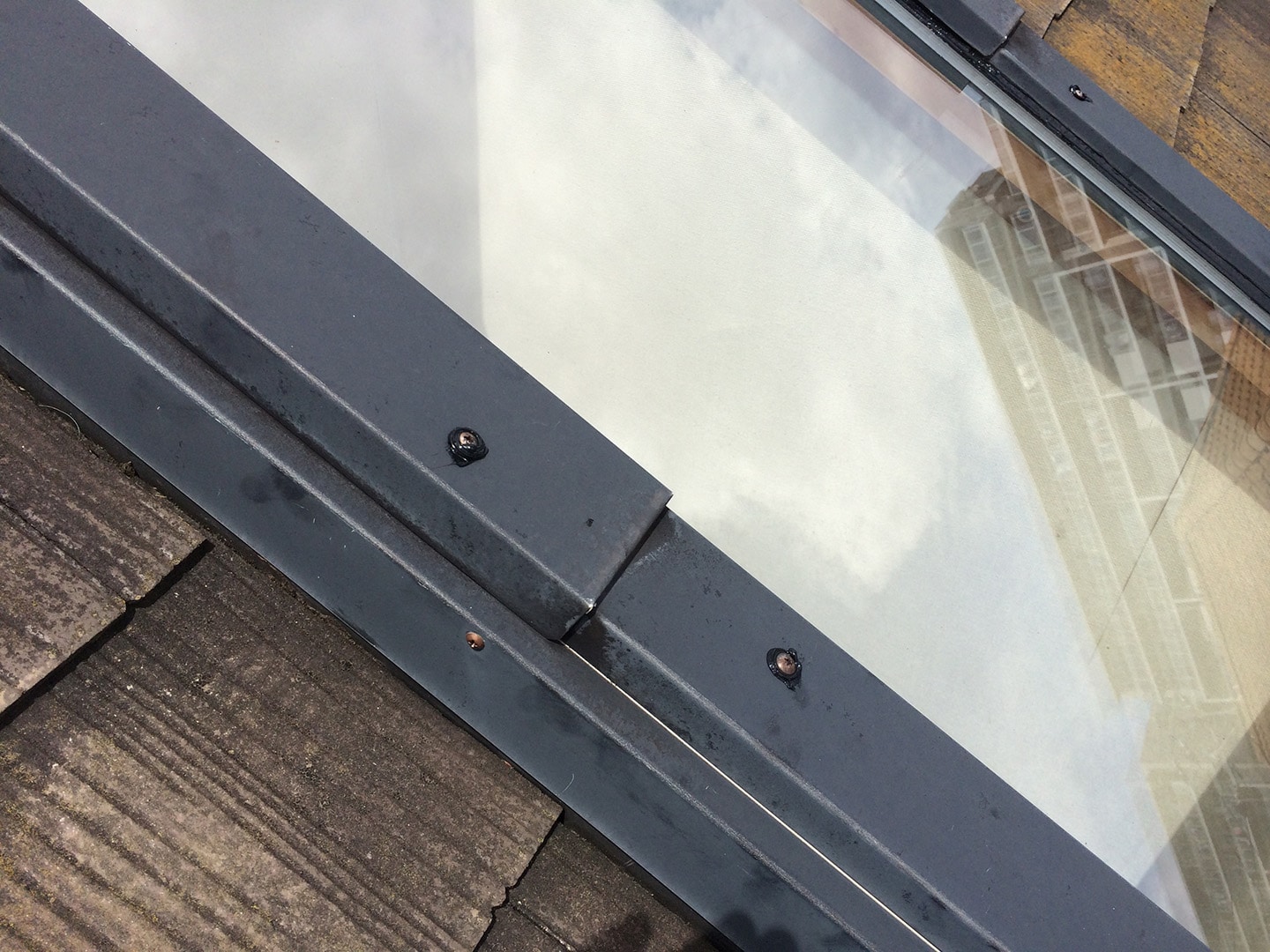 【横浜市都筑区】天窓のガラスパッキン劣化による雨漏りの修理工事の事例１４
