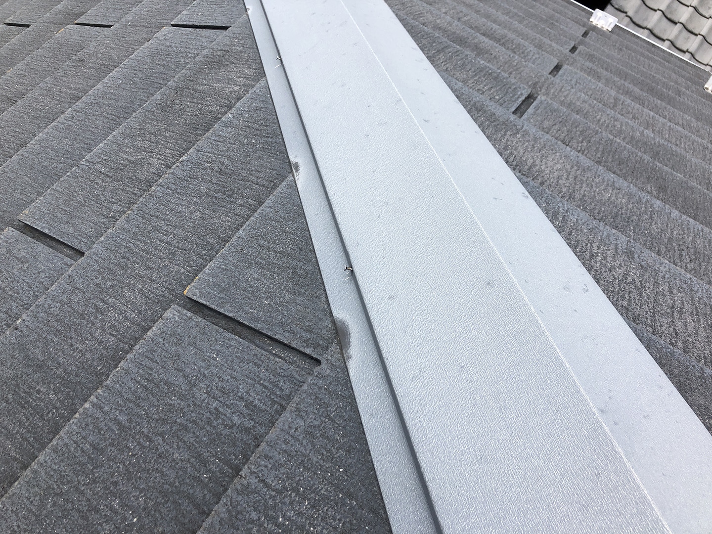 【東京都調布市】スレート屋根の棟板金の釘の増し打ち、ひび割れ補修工事の事例２