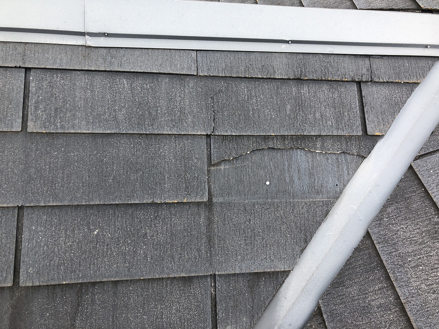 【東京都調布市】スレート屋根の棟板金の釘の増し打ち、ひび割れ補修工事の事例３