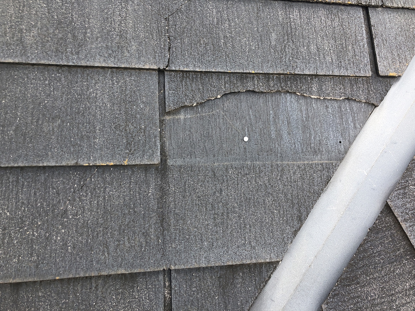 【東京都調布市】スレート屋根の棟板金の釘の増し打ち、ひび割れ補修工事の事例４