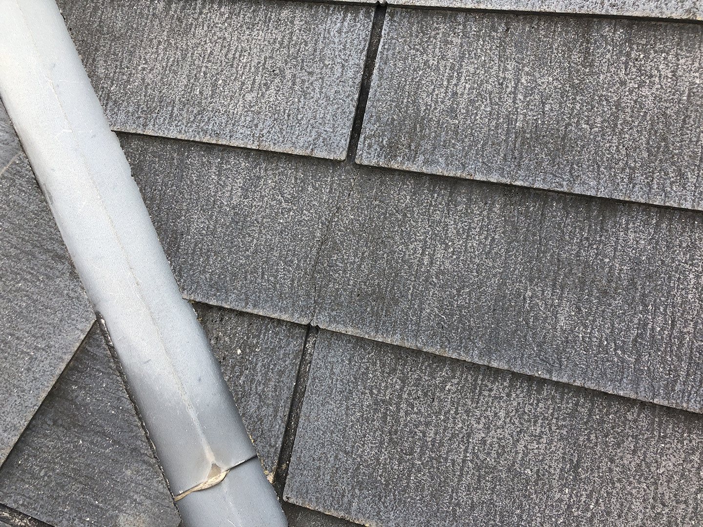 【東京都調布市】スレート屋根の棟板金の釘の増し打ち、ひび割れ補修工事の事例５