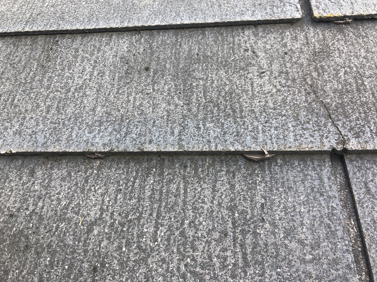【東京都調布市】スレート屋根の棟板金の釘の増し打ち、ひび割れ補修工事の事例８