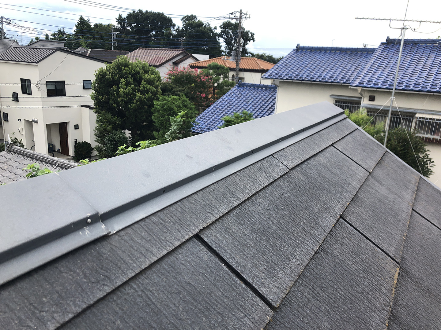 【東京都調布市】スレート屋根の棟板金の釘の増し打ち、ひび割れ補修工事の事例１１