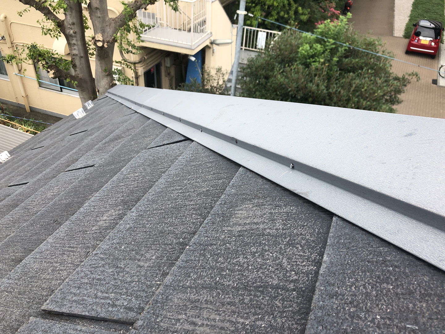 【東京都調布市】スレート屋根の棟板金の釘の増し打ち、ひび割れ補修工事の事例１２