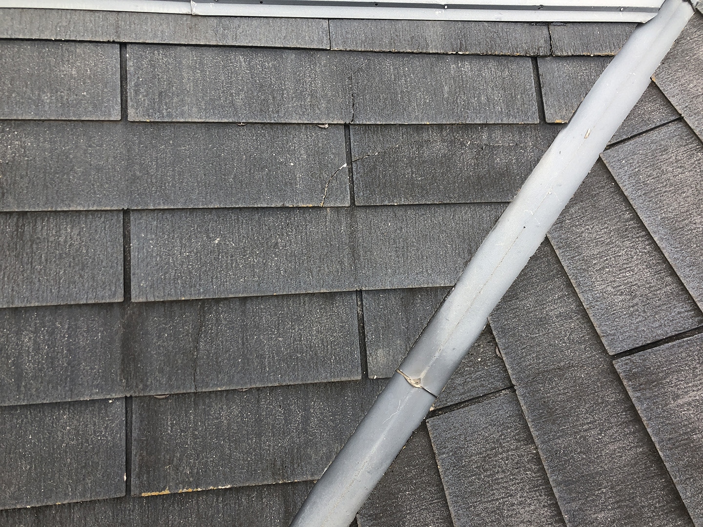 【東京都調布市】スレート屋根の棟板金の釘の増し打ち、ひび割れ補修工事の事例１４