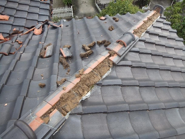 台風で瓦屋根が壊れた時は火災保険が使える！