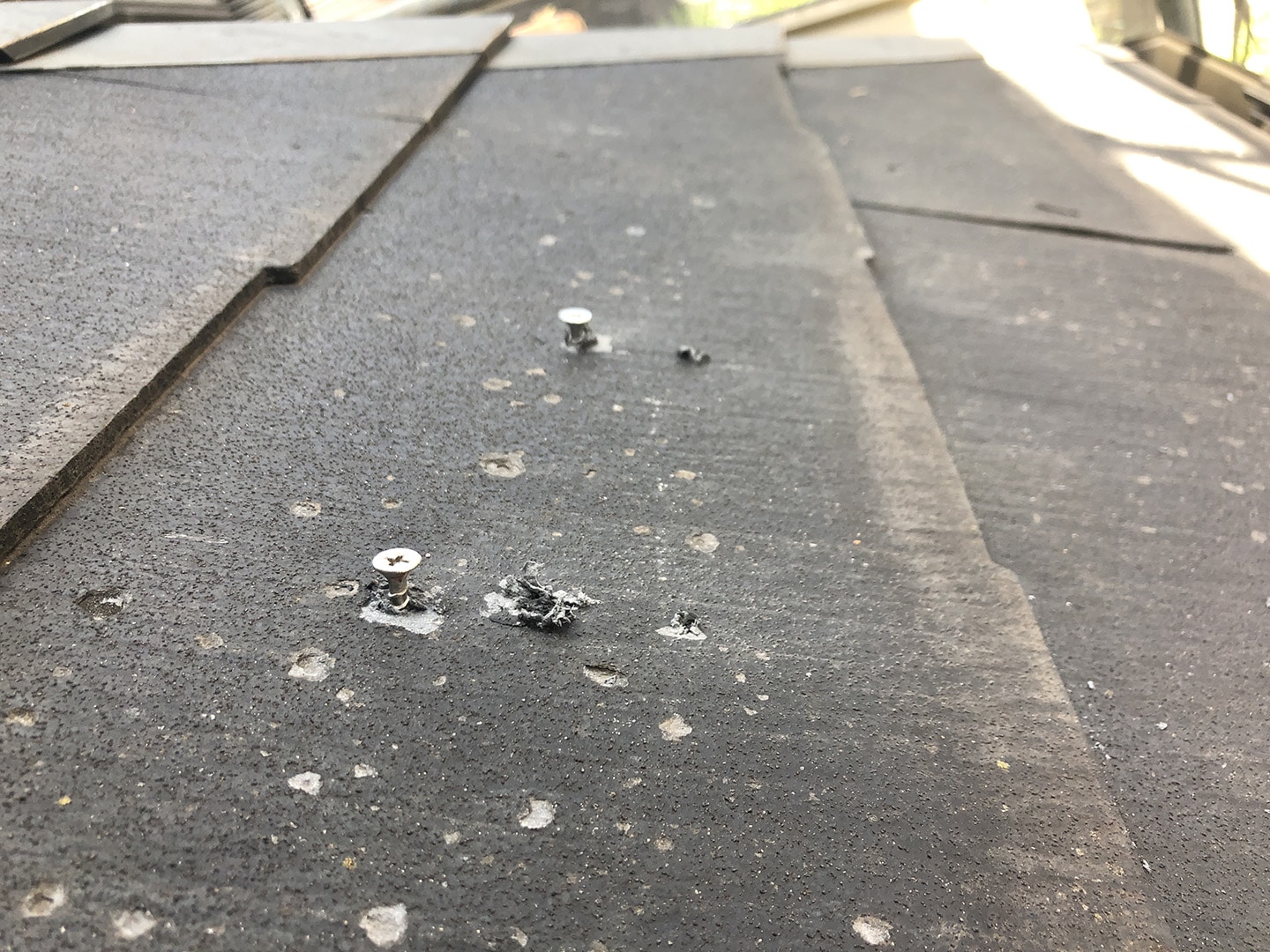 カバー工法の屋根材の固定ビスの仮打ち