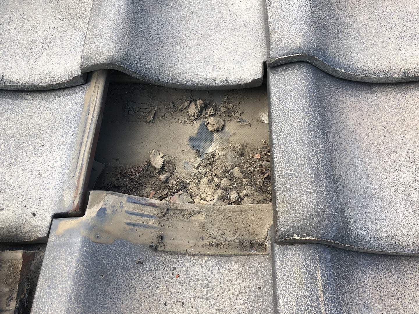 【さいたま市浦和区】瓦屋根の割れによる雨漏り、部分修理工事の事例４