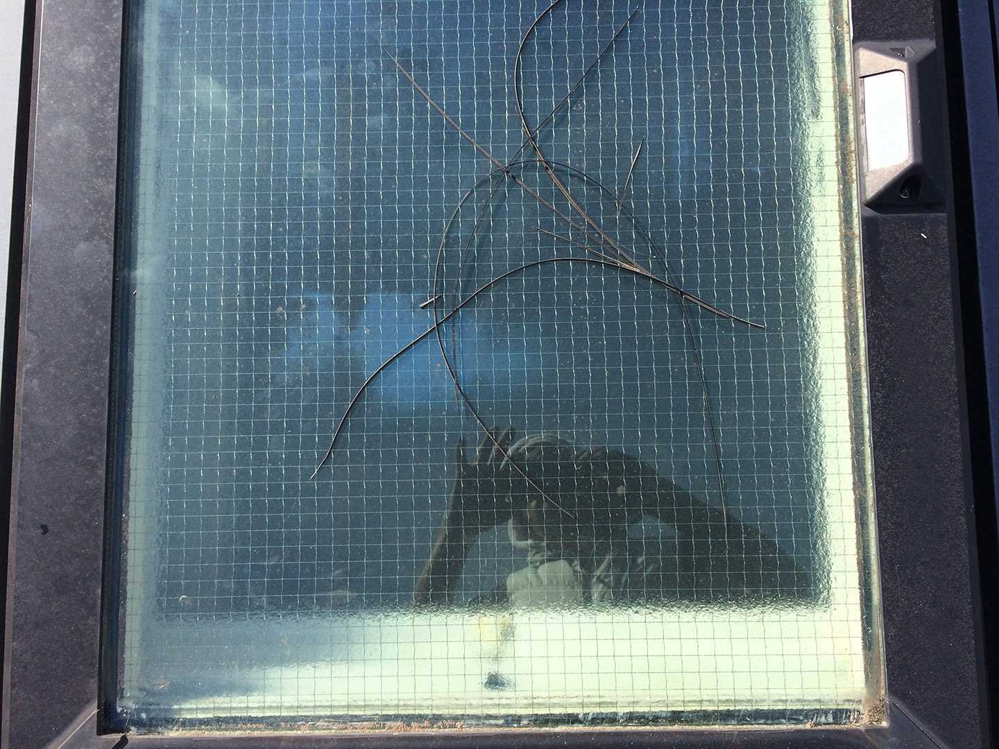 松下電工の電動開閉式の天窓　古いガラスパッキン撤去
