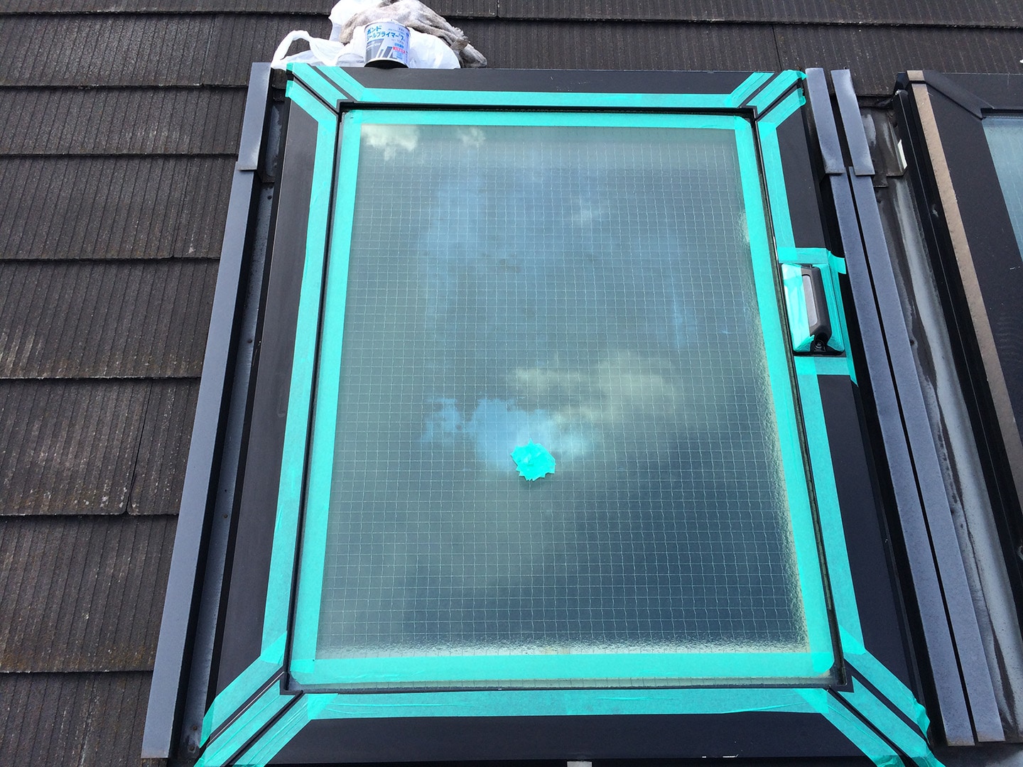 松下電工の電動開閉式の天窓　ガラス養生
