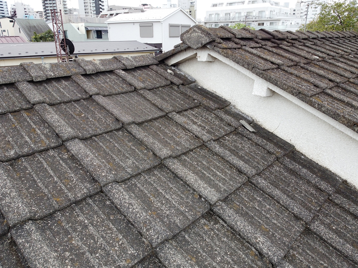 【東京都品川区】厚型スレート (コンクリ瓦) 屋根の雨漏り、部分修理工事の事例