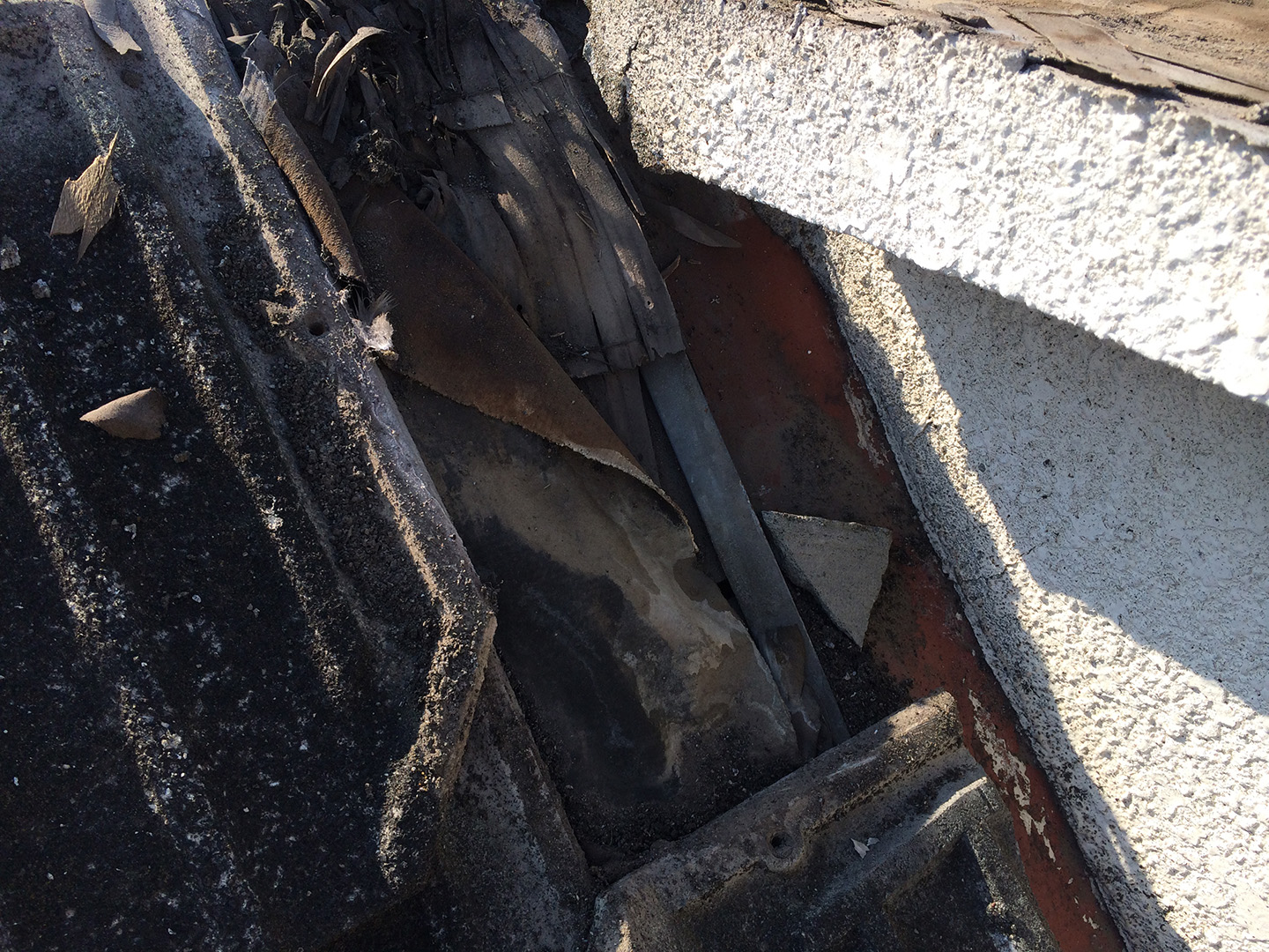 【東京都品川区】厚型スレート (コンクリ瓦) 屋根の雨漏り、部分修理工事の事例　棟違い雨漏り