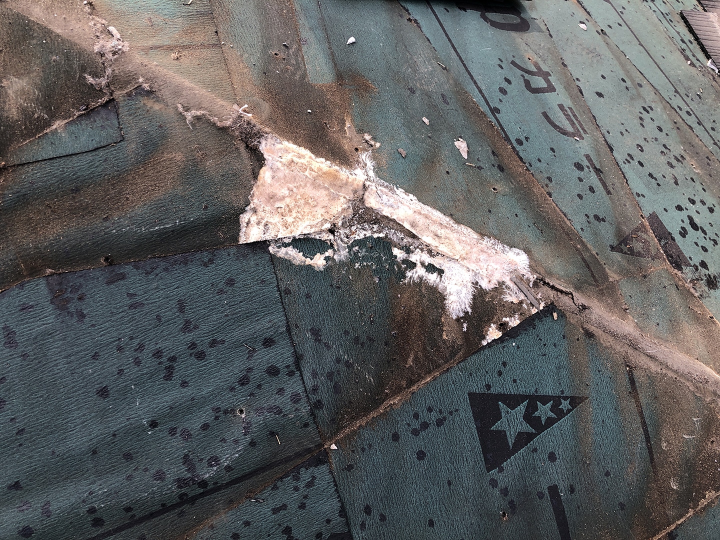 【横浜市鶴見区】スレート屋根の雨漏り、部分修理工事の事例　屋根材の撤去