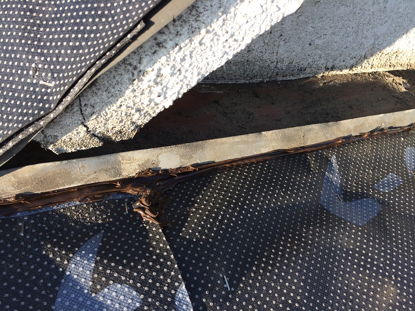 【東京都品川区】厚型スレート (コンクリ瓦) 屋根の雨漏り、部分修理工事の事例　棟違い雨漏り修理工事