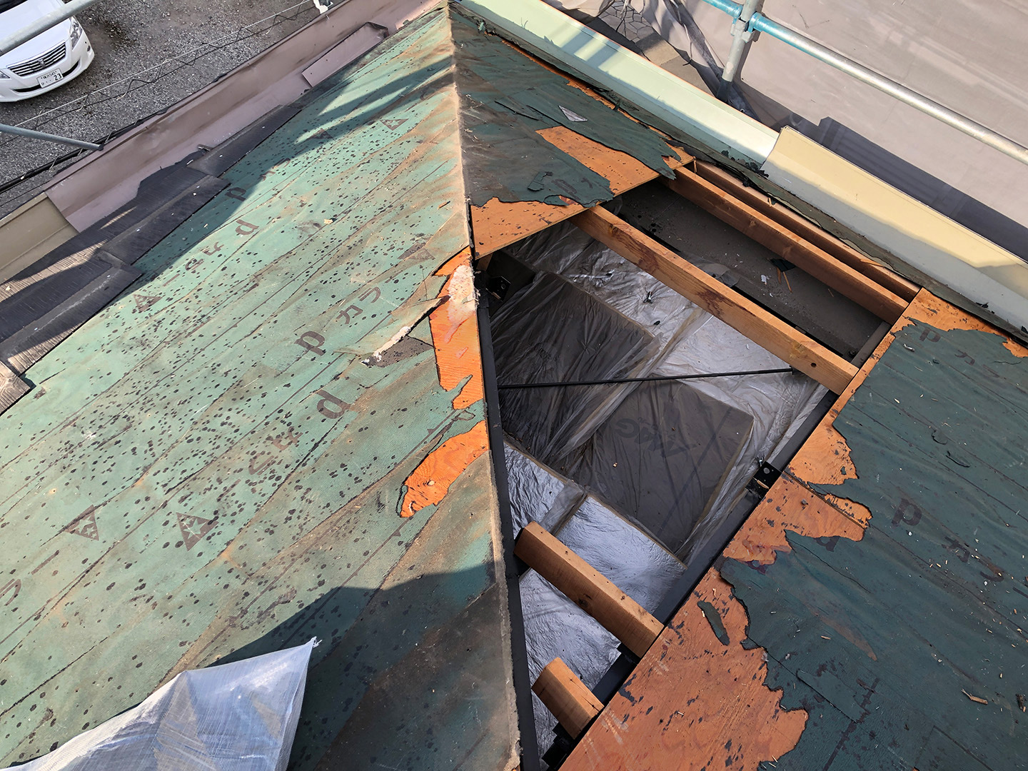 【横浜市鶴見区】スレート屋根の雨漏り、部分修理工事の事例　下地調整