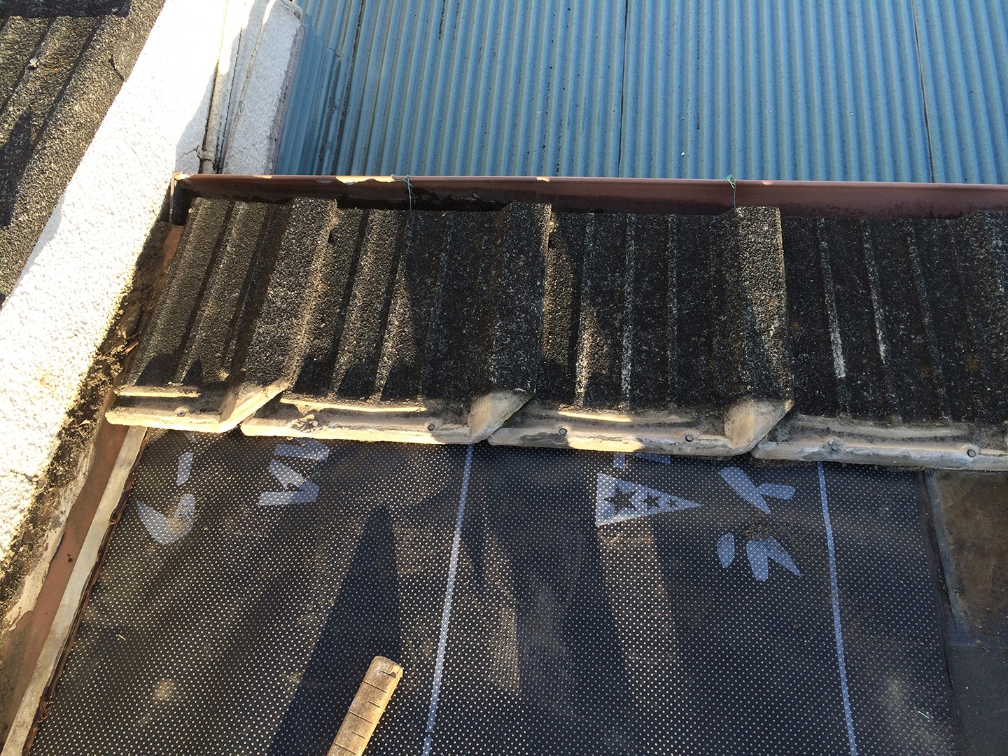 【東京都品川区】厚型スレート (コンクリ瓦) 屋根の雨漏り、部分修理工事の事例　棟違い雨漏り修理工事