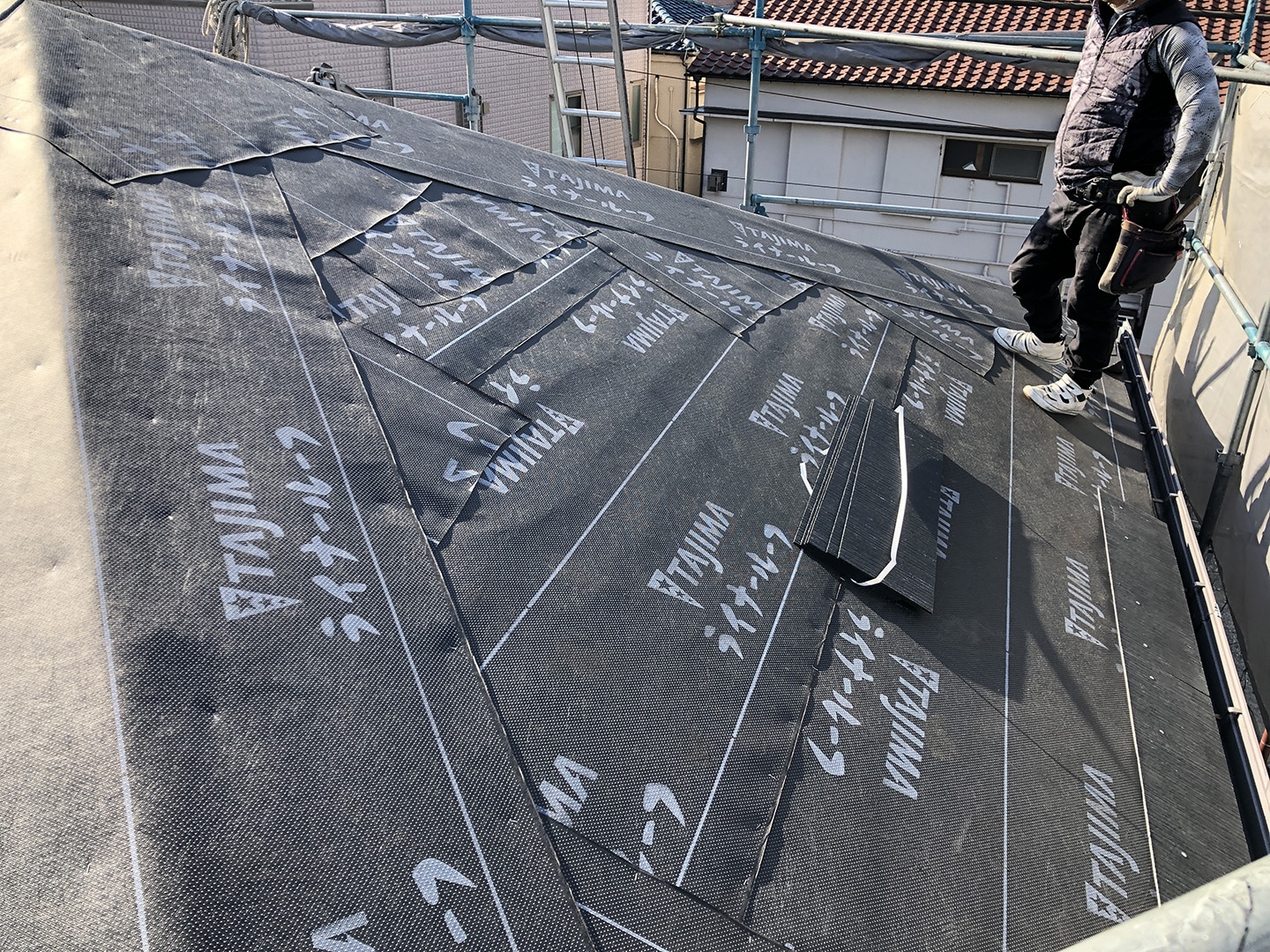 【横浜市鶴見区】スレート屋根の雨漏り、部分修理工事の事例　防水シート施工