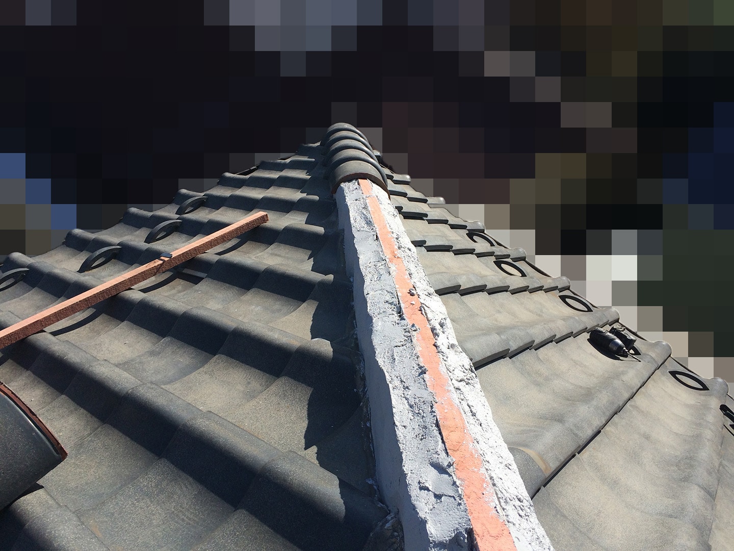 瓦屋根ガイドライン工法　棟瓦の土台づくり「 なんばん漆喰 」を盛る