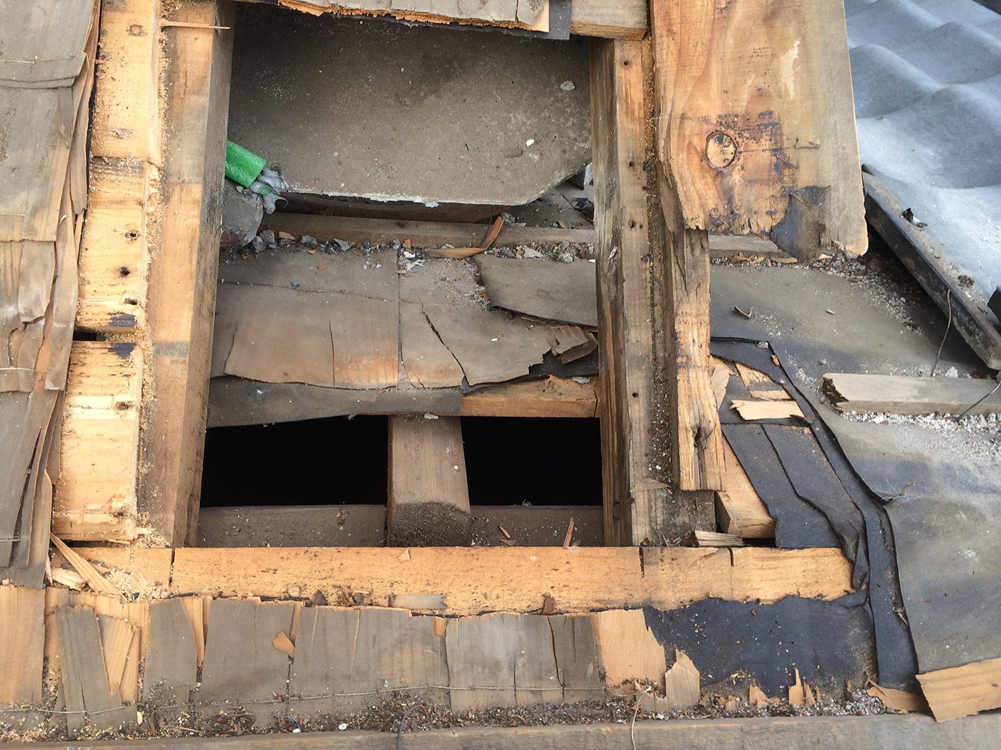 瓦屋根の雨漏り、部分修理工事の事例　棟違い部解体　修理
