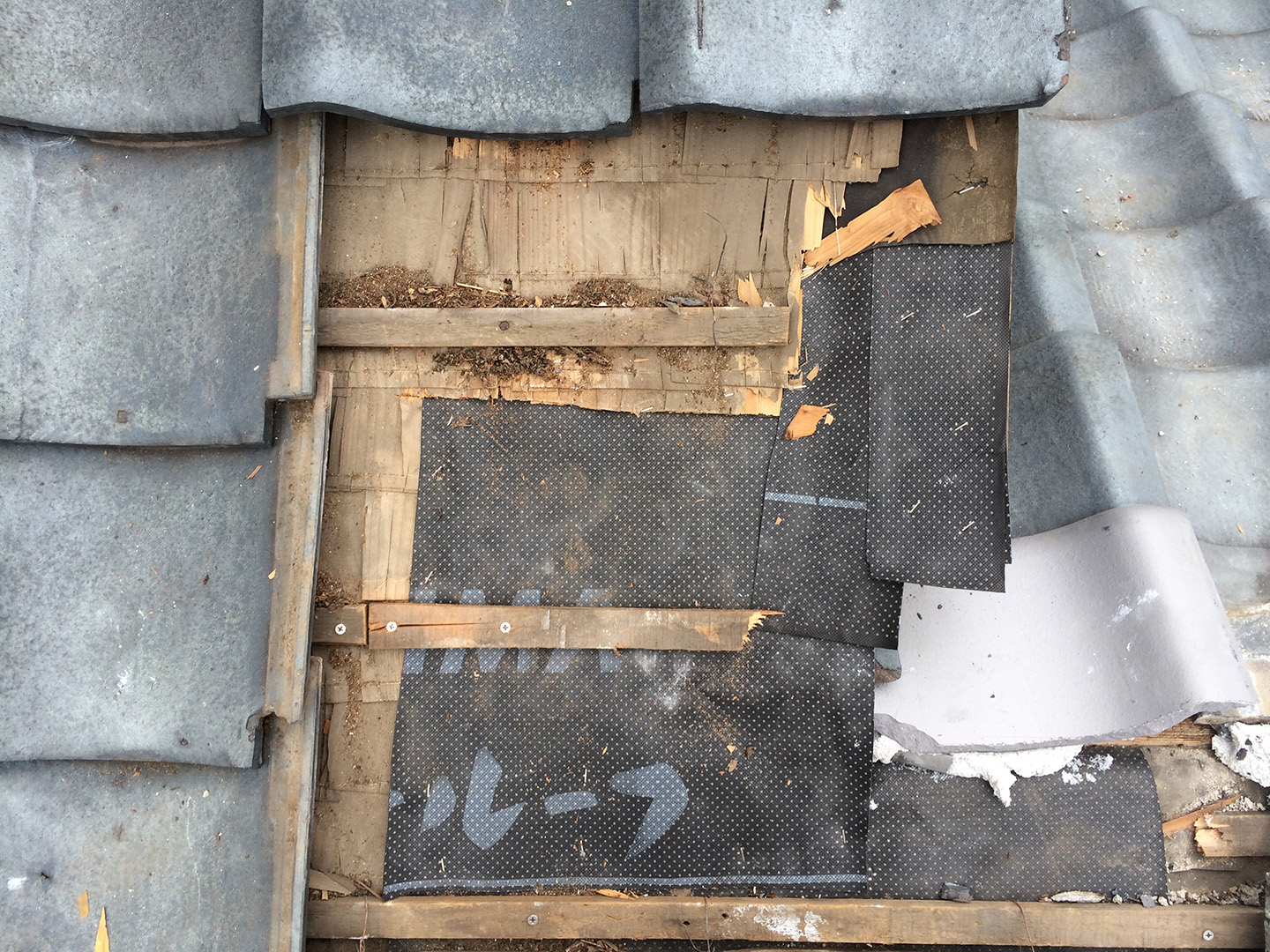 瓦屋根の雨漏り、部分修理工事の事例　棟違い部解体　修理