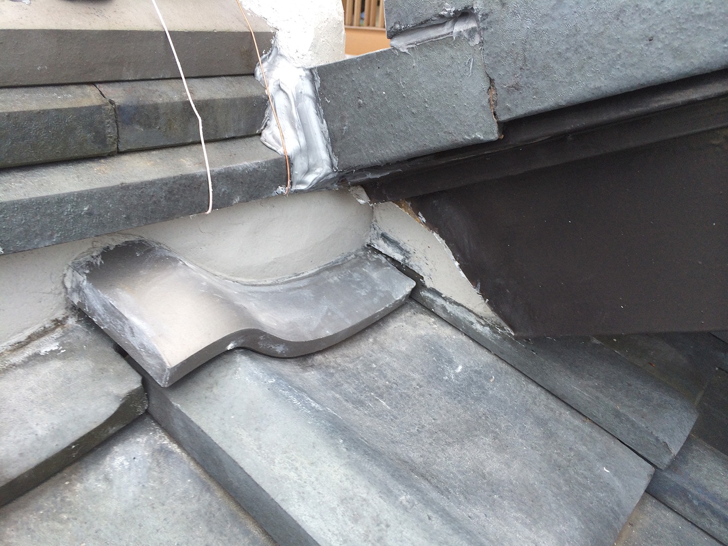 瓦屋根の雨漏り、部分修理工事の事例　棟違い部復旧　棟違い部　吹き込み防止措置