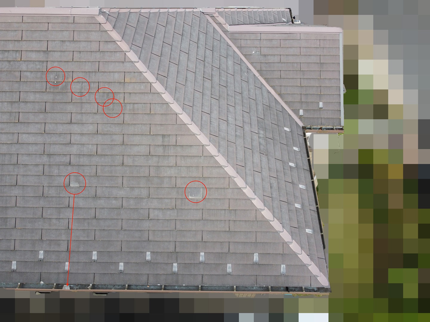 【東京都八王子市】スレート屋根の棟板金の釘の増し打ち、ひび割れ補修工事の事例　スレートひび割れ　工事前状況