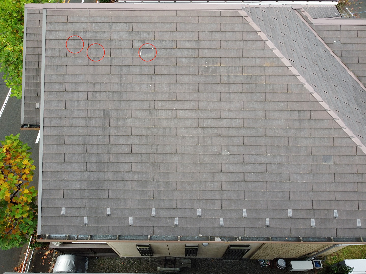 【東京都八王子市】スレート屋根の棟板金の釘の増し打ち、ひび割れ補修工事の事例　スレートひび割れ　工事前状況