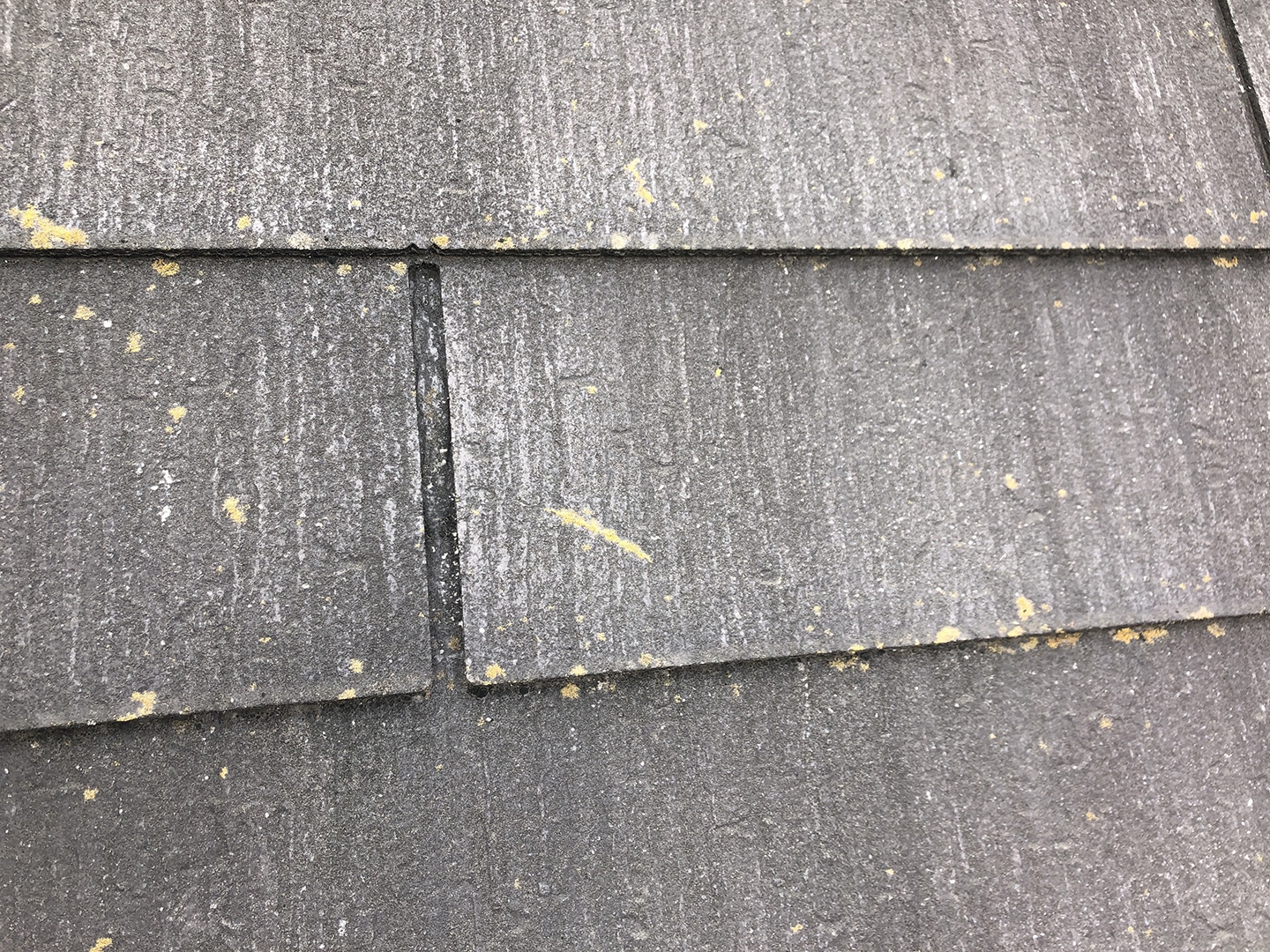 【東京都八王子市】スレート屋根の棟板金の釘の増し打ち、ひび割れ補修工事の事例　接着剤の注入